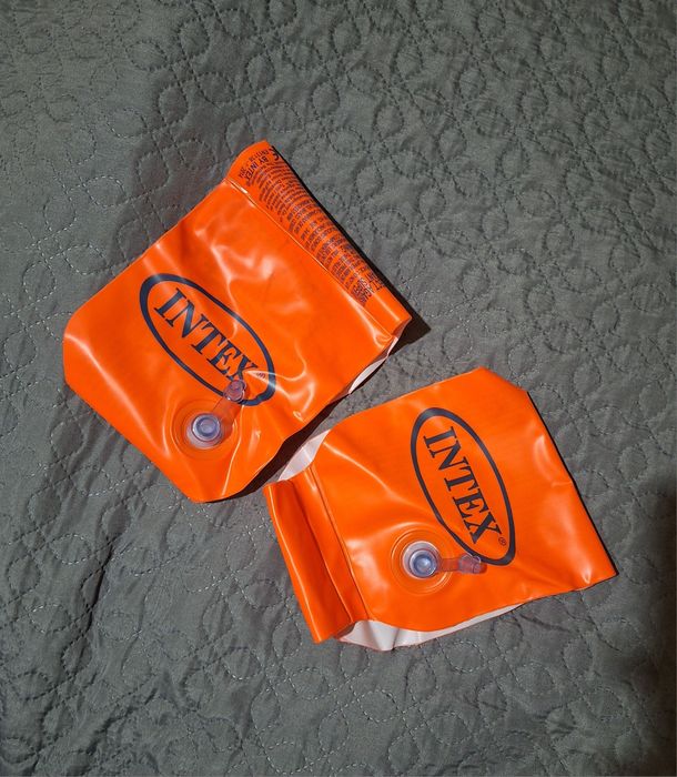 Pomarańczowe rękawki do pływania