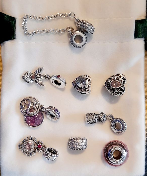 Pulseiras, charms e colares em prata