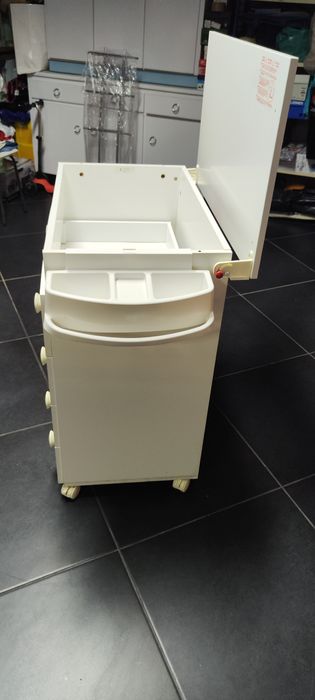 Cómoda com muda fraldas e banheira