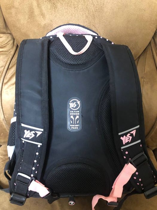 Продам шкільні портфелі