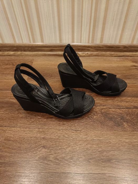 Продам босоніжки  Crocs Lieigh ll