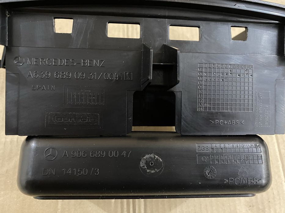 Оригінальна рамка магнитофона (1 Din) Mercedes w639 Vito