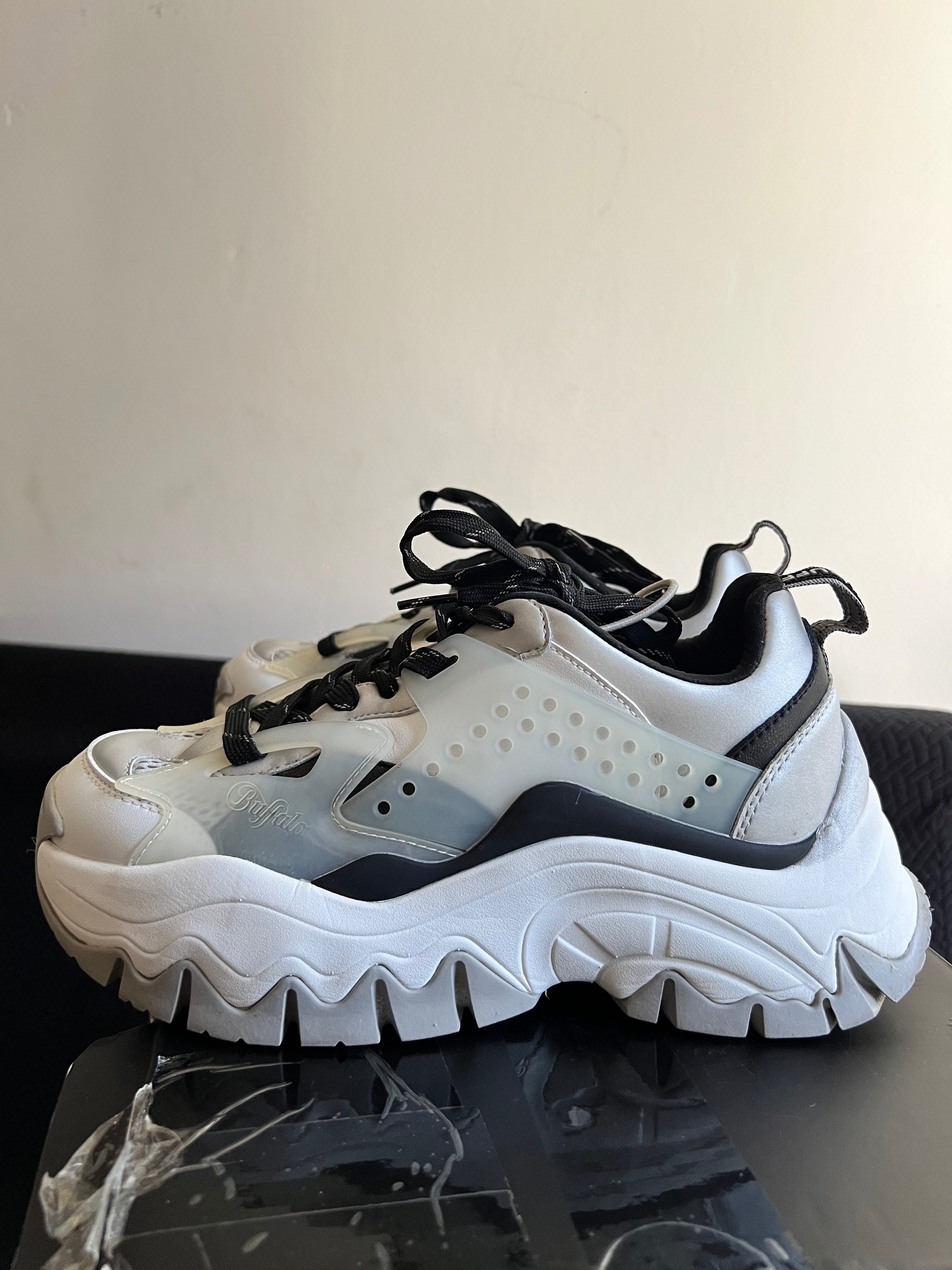 Ténis Buffalo trail one sneakers prateados brancos pretos