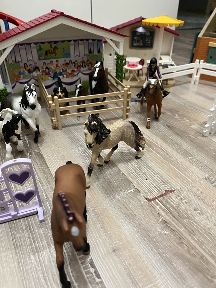 Sprzedam duży zestaw koni schleich