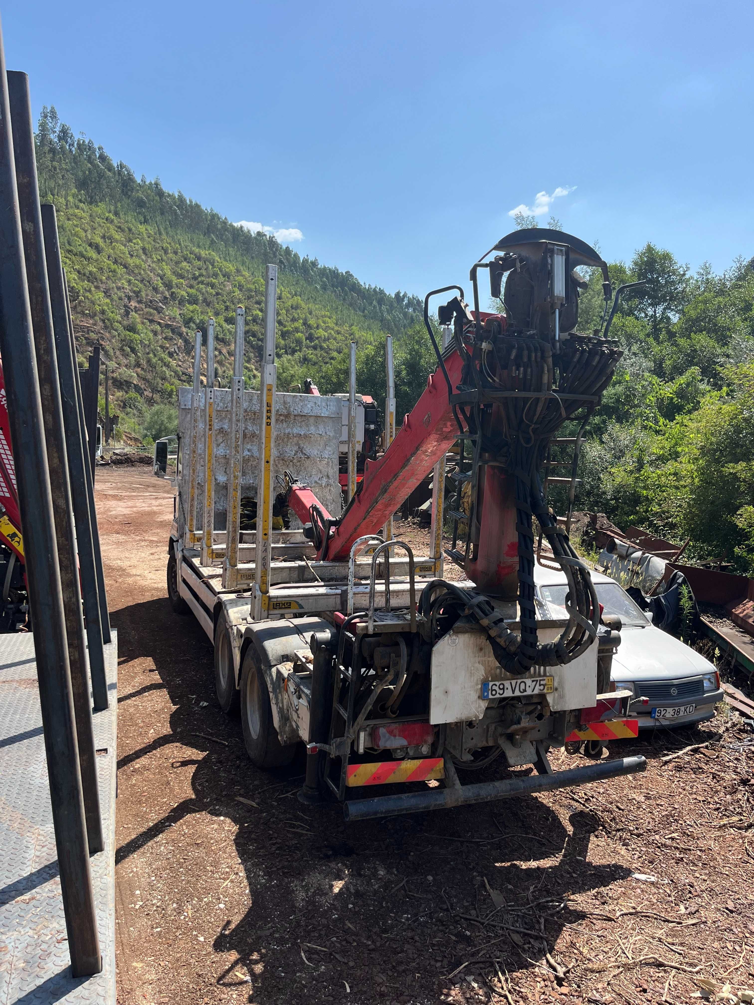 Camião 6X4 MAN com Grua