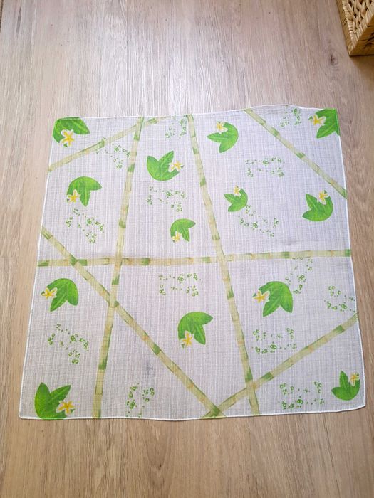 Delikatna apaszka w kwiaty