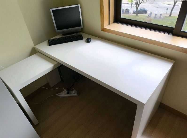 Secretária Branca com Painel Extraível 151x65cm, Muito Espaçosa