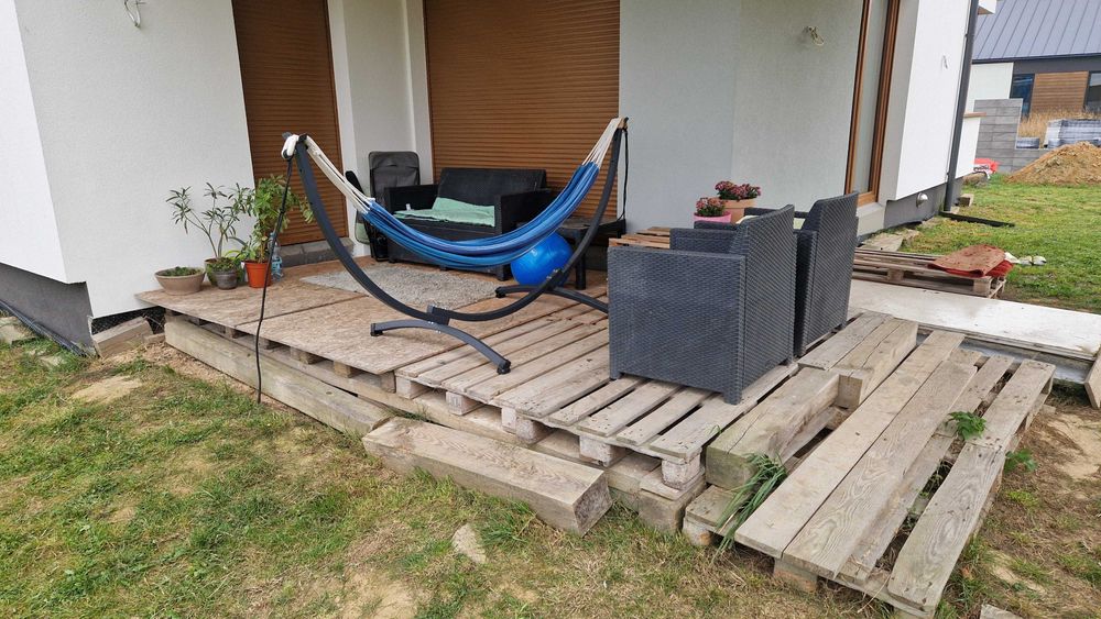 Taras drewniany (tymczasowy/ budowlany), 12 palet, OSB, krokwie, belki