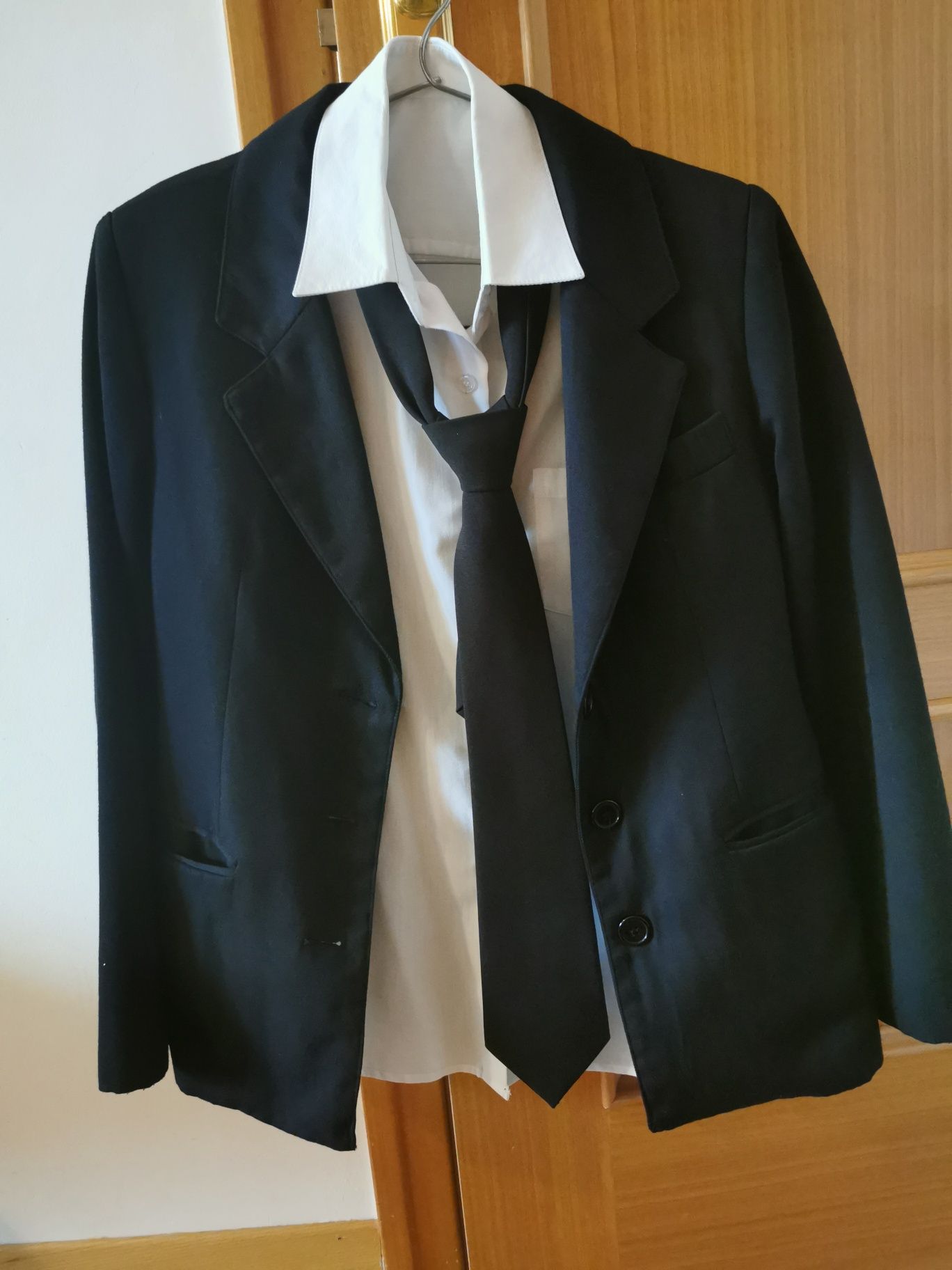 Vende-se fato académico, completo(Blazer, saia, camisa e gravata)