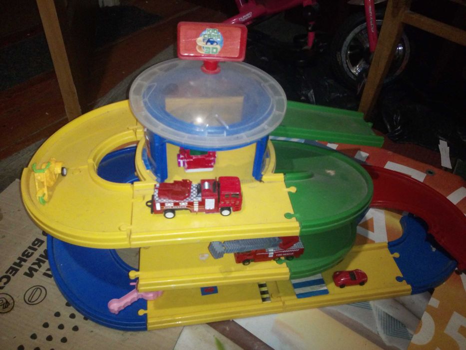 Іграшковий 3-ех поверхневий гараж+6металевих машинок.Стан Гарний.