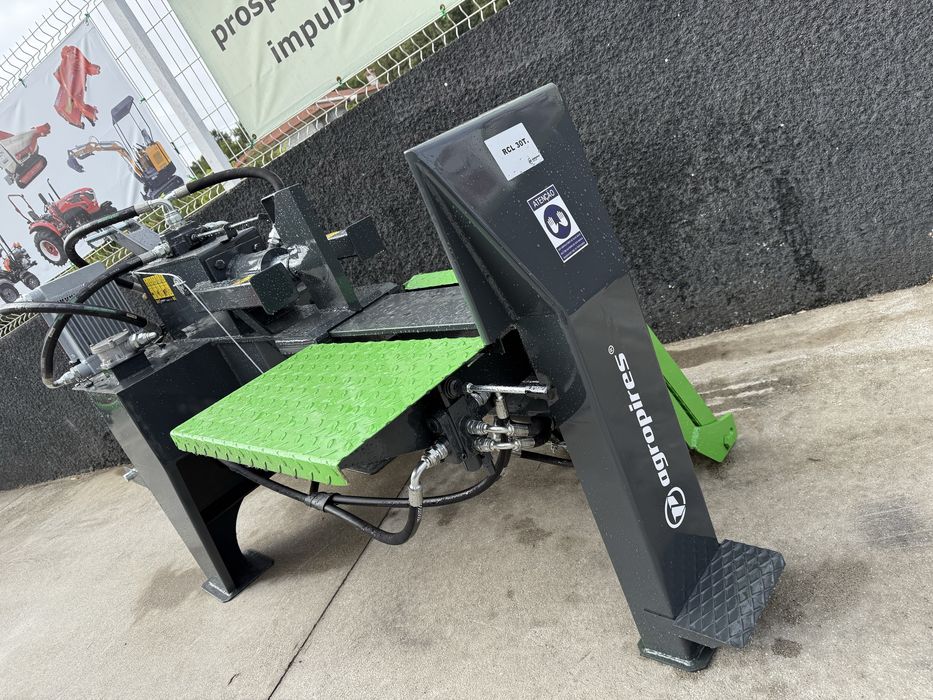 Rachador de lenha 30 ton. Com radiador e plataforma elevatoria