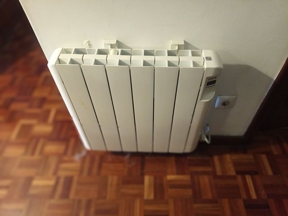 Aquecedor de parede a óleo eléctrico.