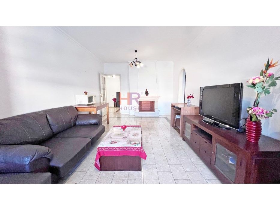 Vende-se T2 Vale das Flores com aparcamento privativo.