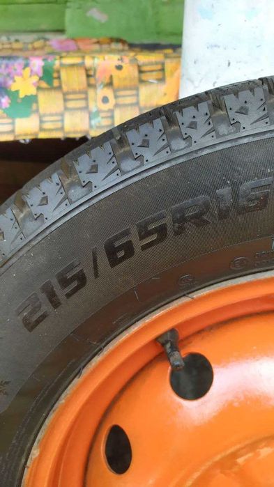 Пара колес на ниву зима (майже нові) 215/65/R16