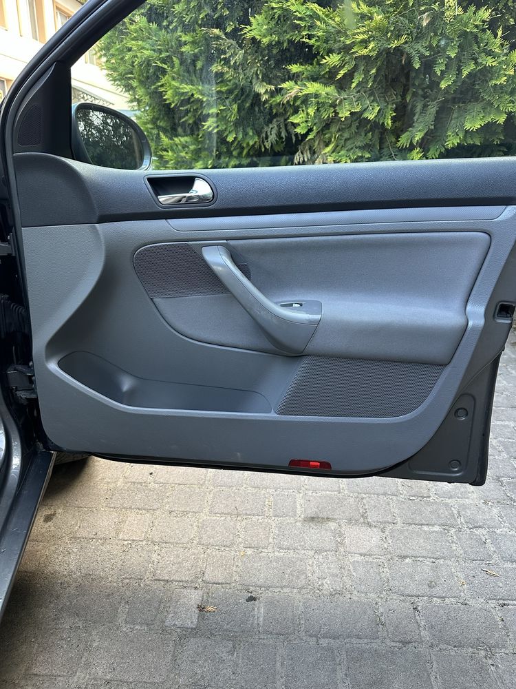 Автомобіль Volkswagen Golf 2004 1,6 Mpi