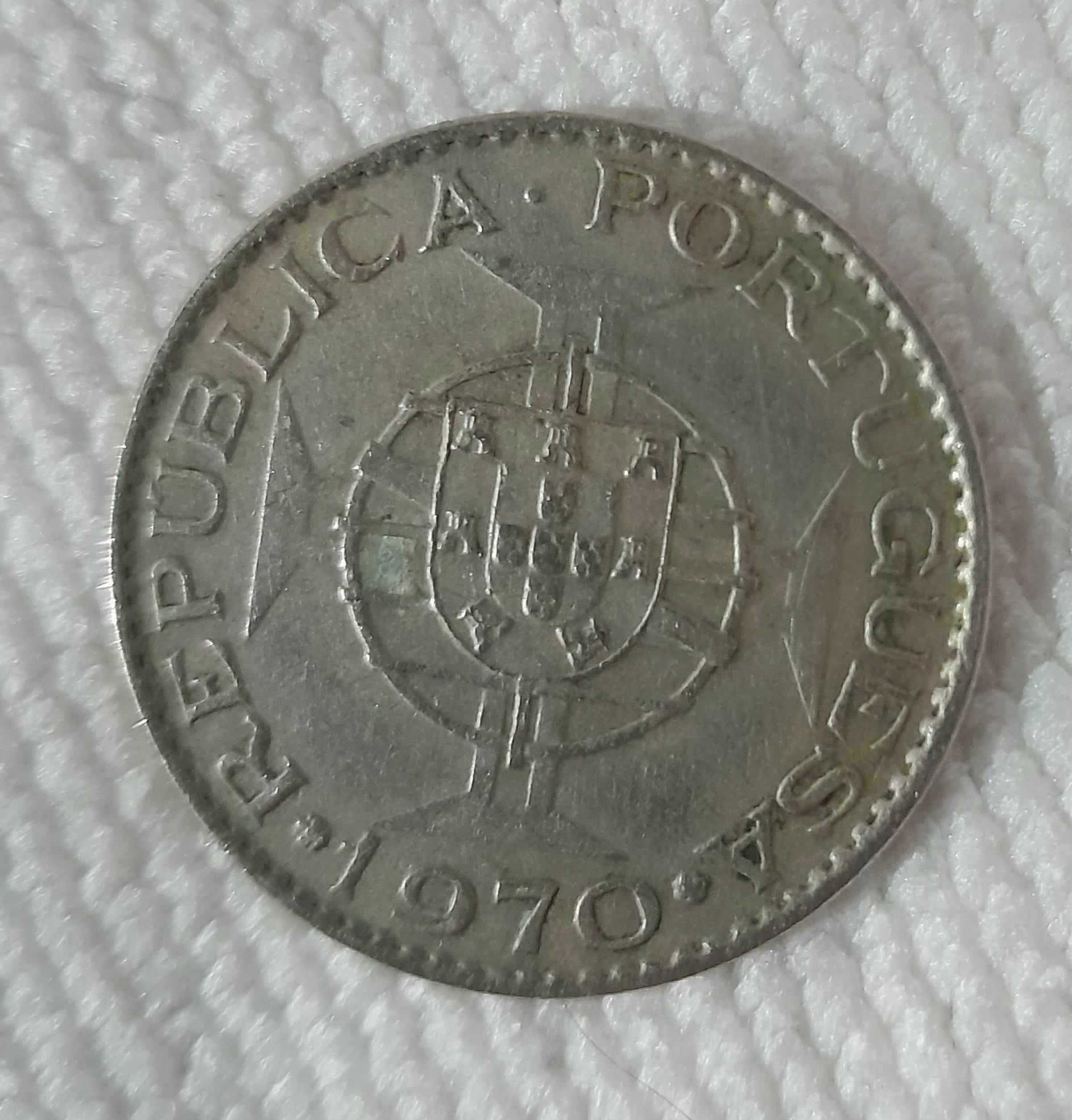 Moedas de Angola 2$50 escudos 1967 / 5 escudos 1972 e 10 escudos 1970