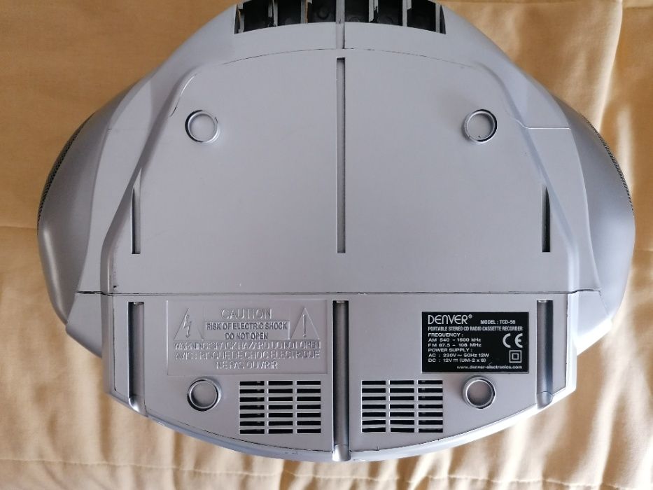 Rádio com leitor de CD e cassete