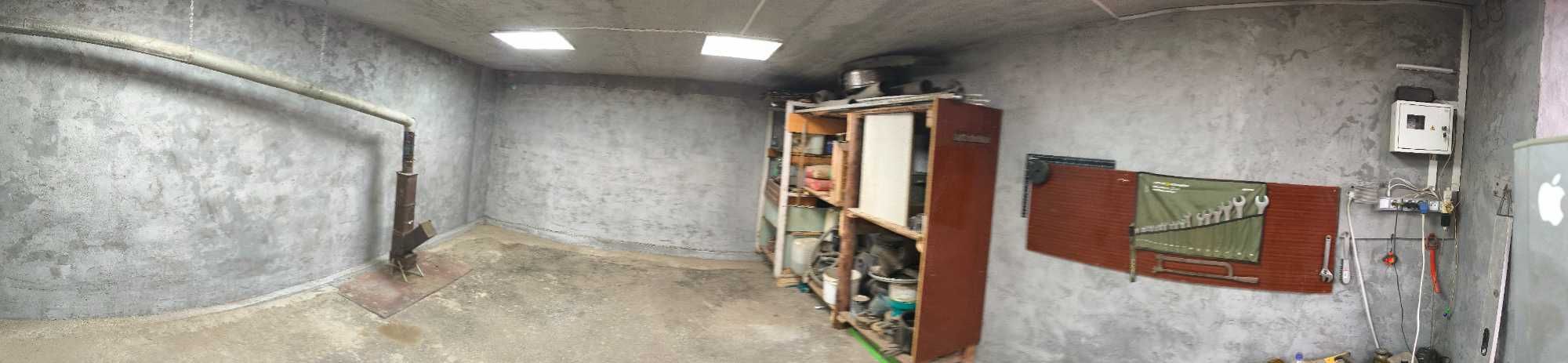Гараж капітальний (р-н М'ясокомбінату), з високими ворітьми.