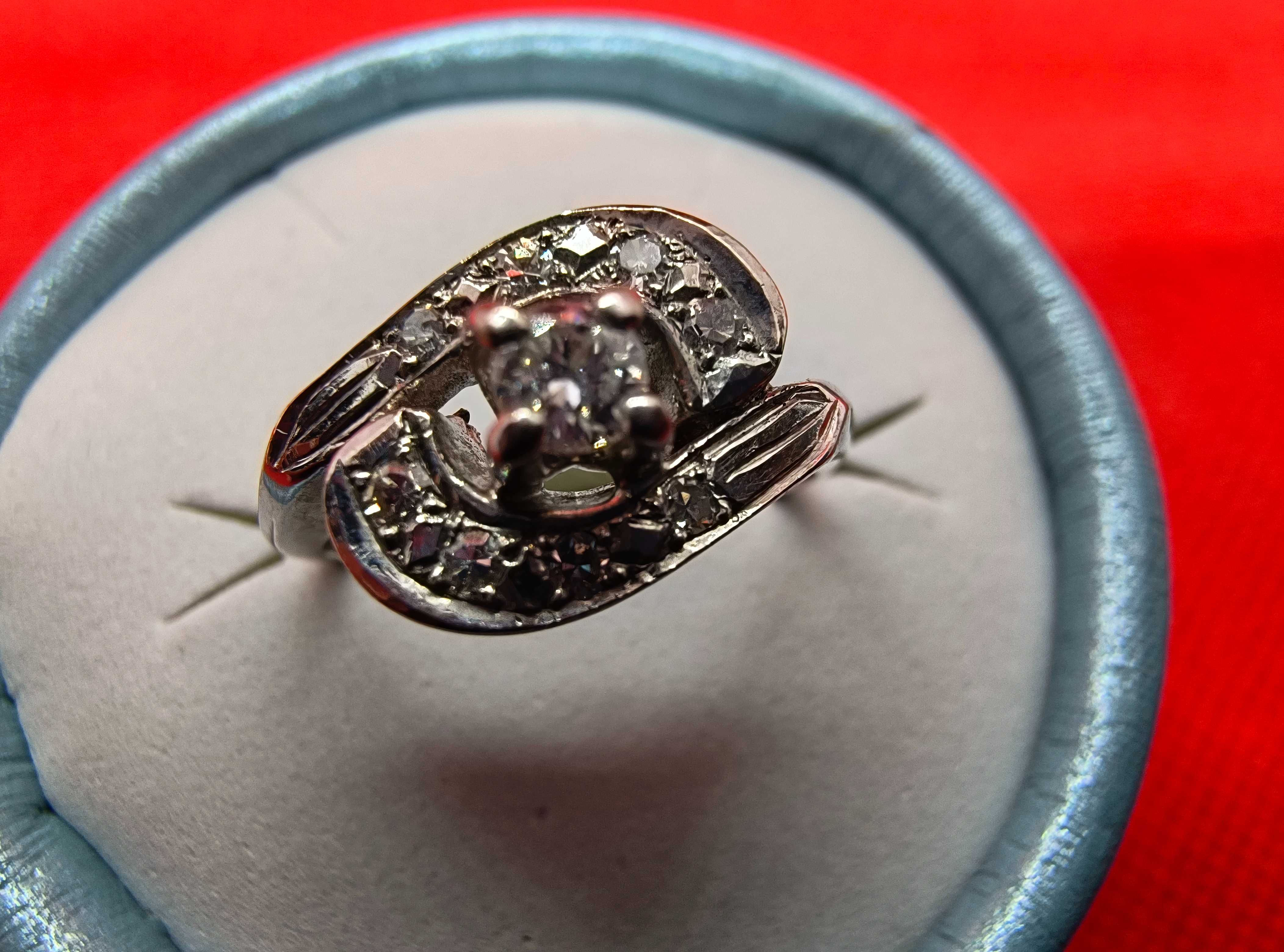 Złoty pierścionek z brylantem i diamentami, certyfikat