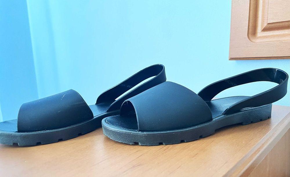 Літнє взуття в хорошому стані.