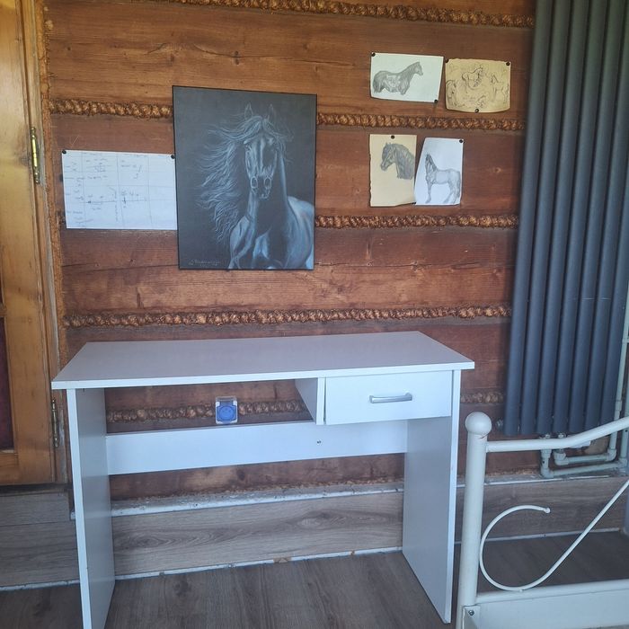 Białe biurko ikea