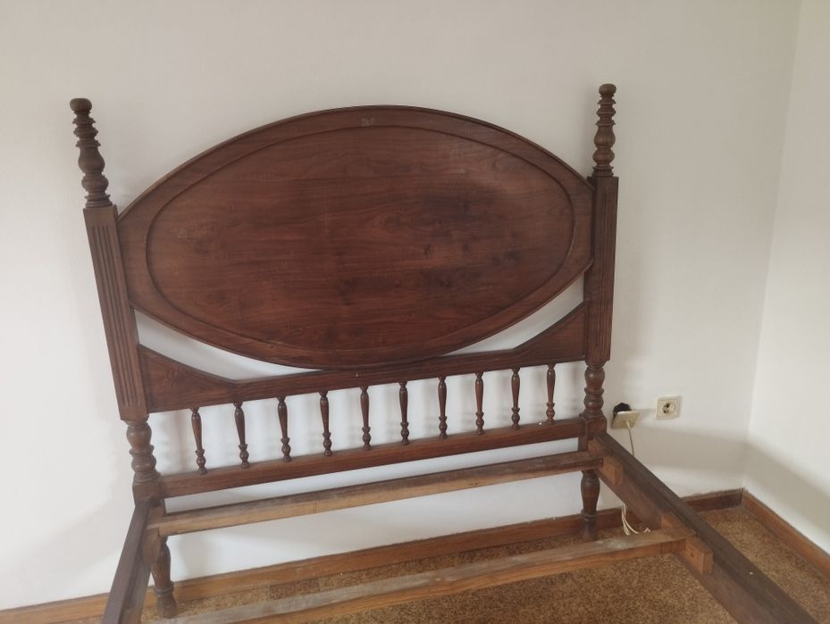 Cama antiga, para desocupar
