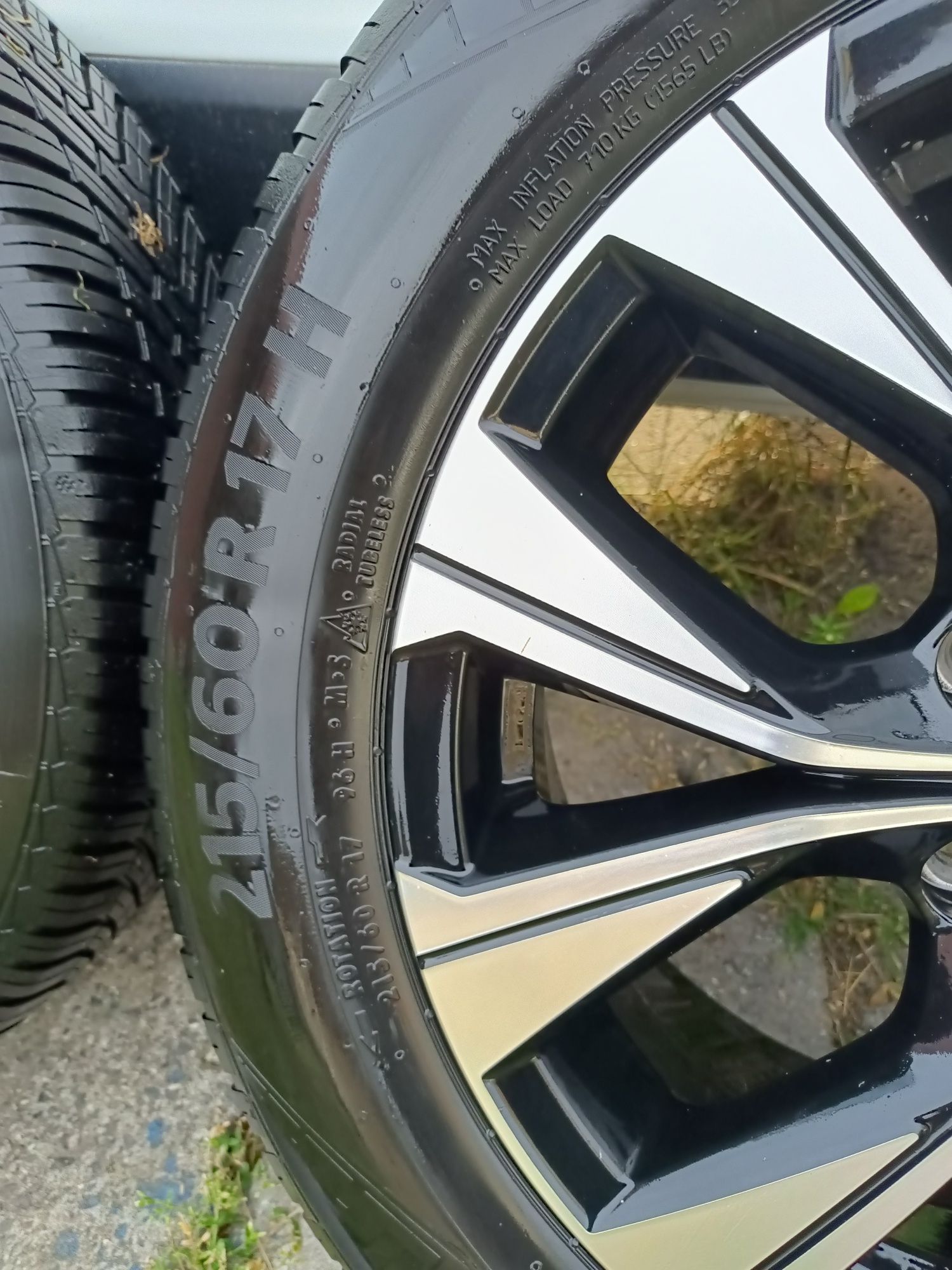 Sprzedam komplet opon do Renault Captur 215/60 R17