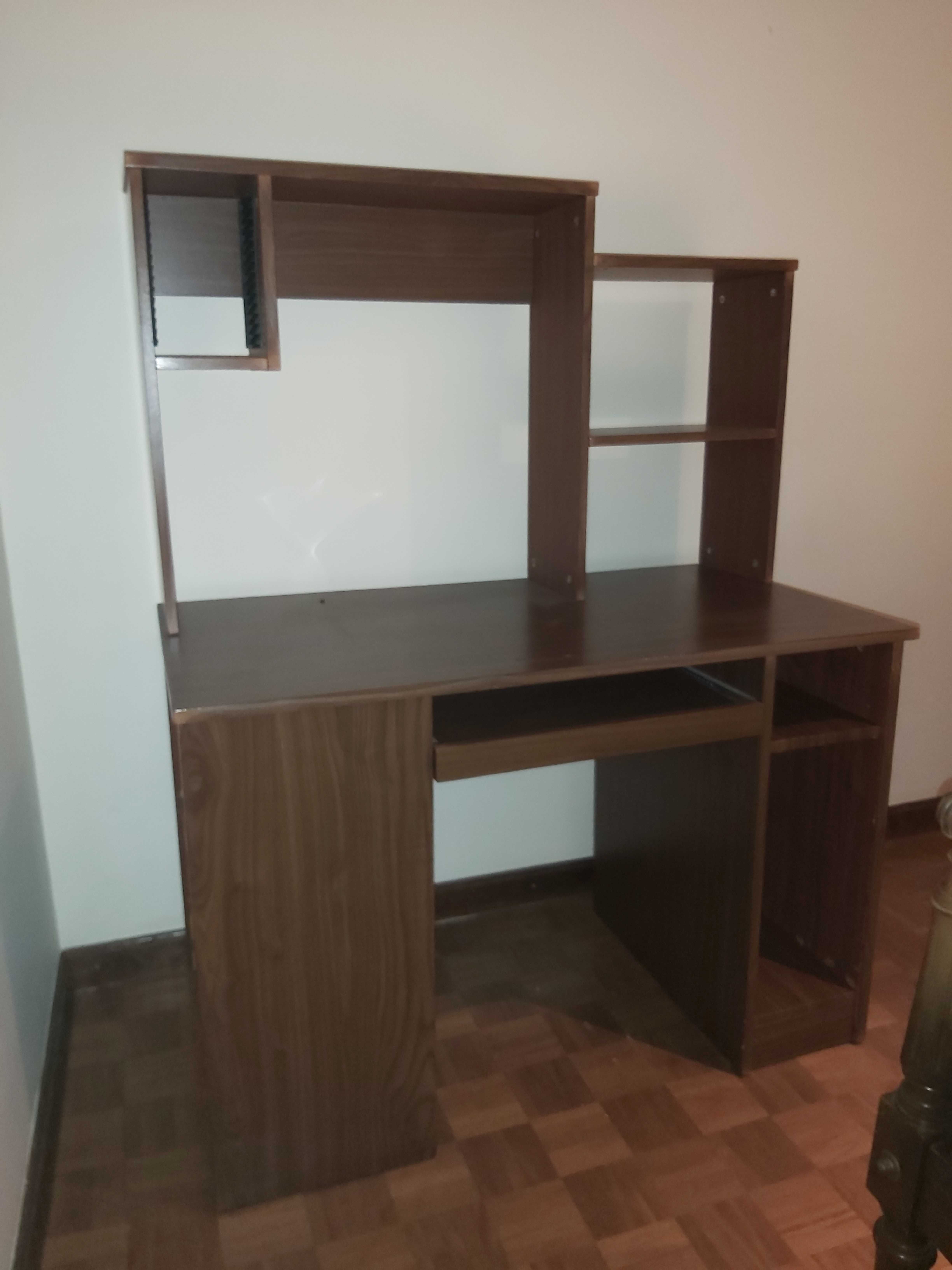 secretaria de madeira com compartimentos