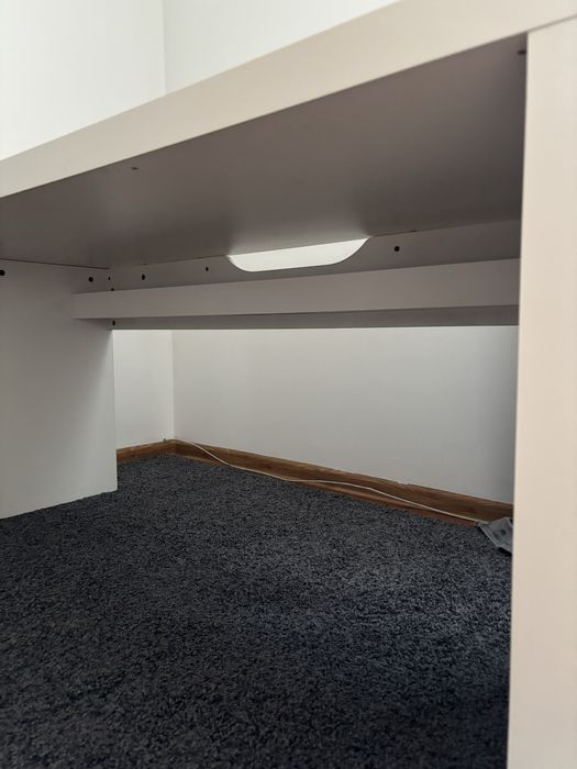 Biurko Ikea Malm z wysuwanym panelem