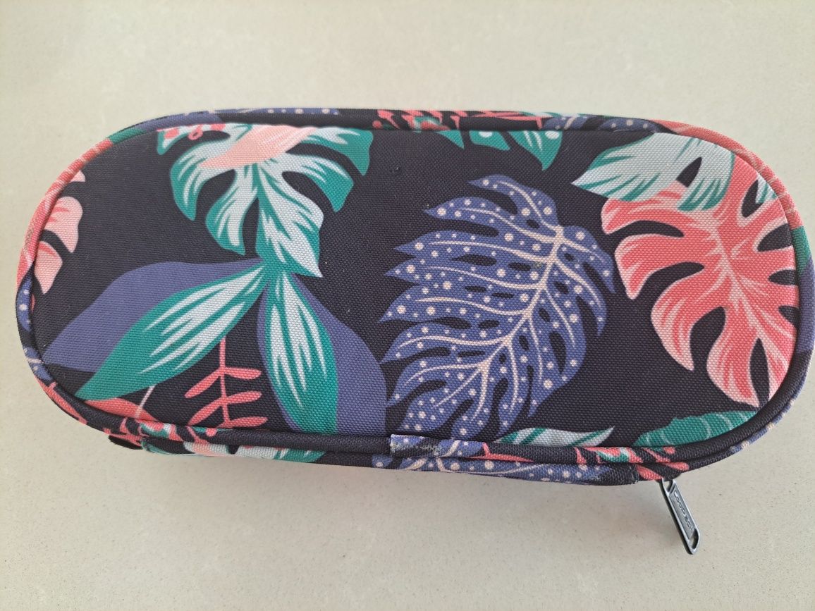 Pojemny piórnik w kwiatki CoolPack