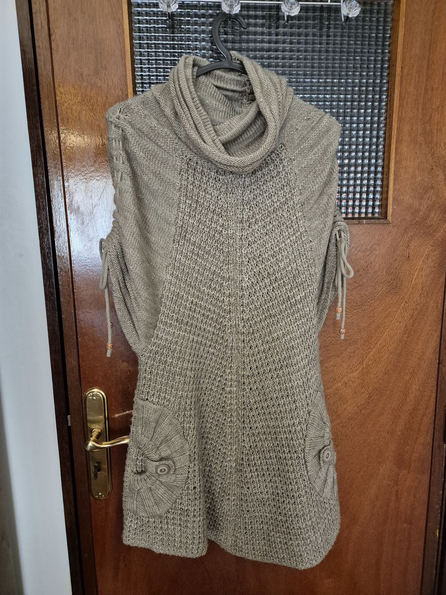 Vestido de malha, côr bêge.