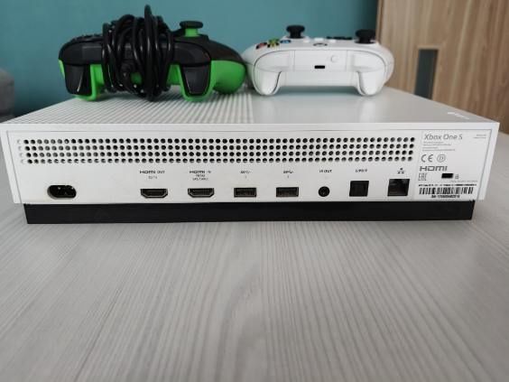Xbox one s 1 Tb , 26 gier 2 pady
