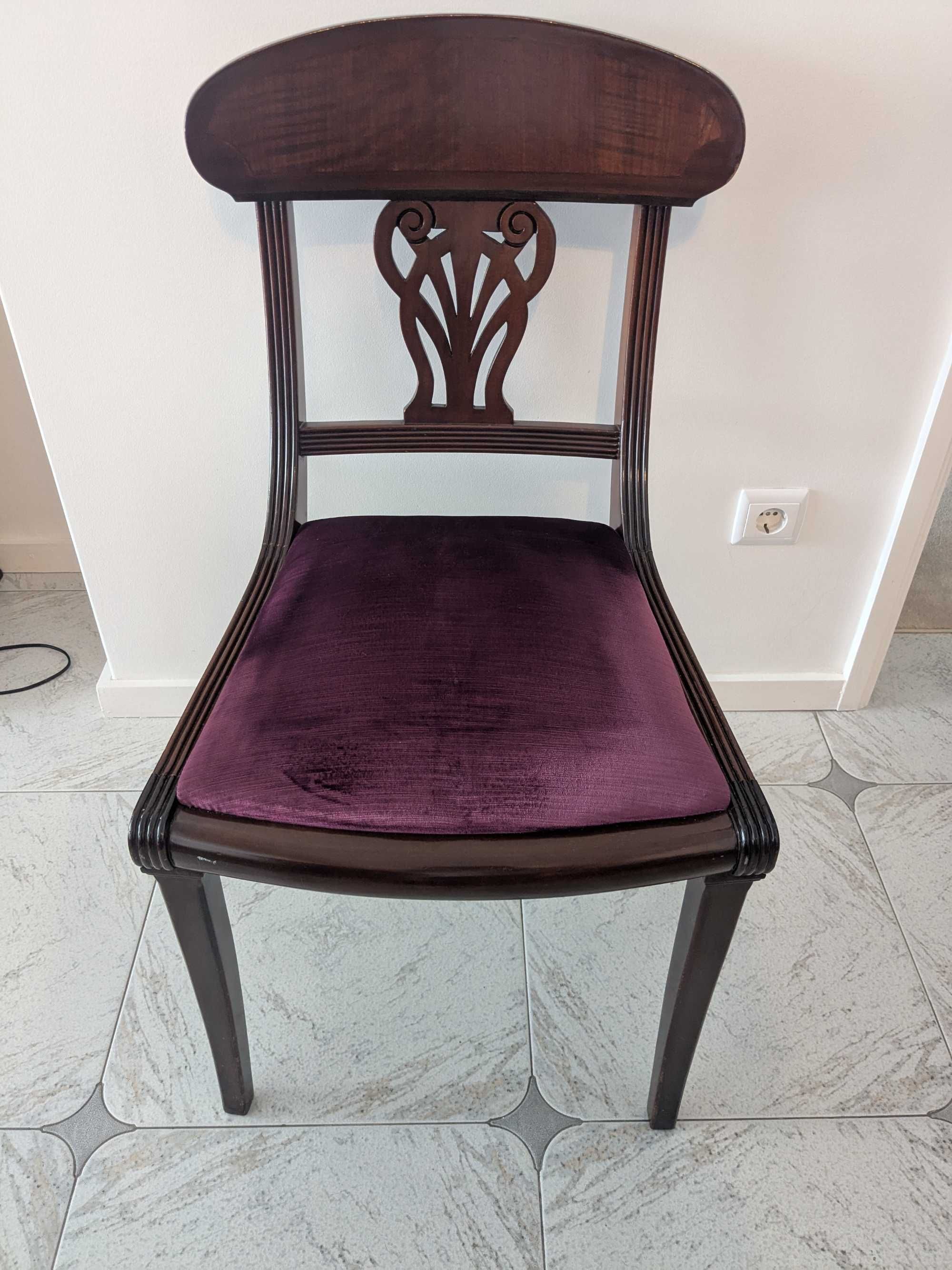 Conjunto de mesa e 8 cadeiras em madeira de cerejeira, estilo clássico