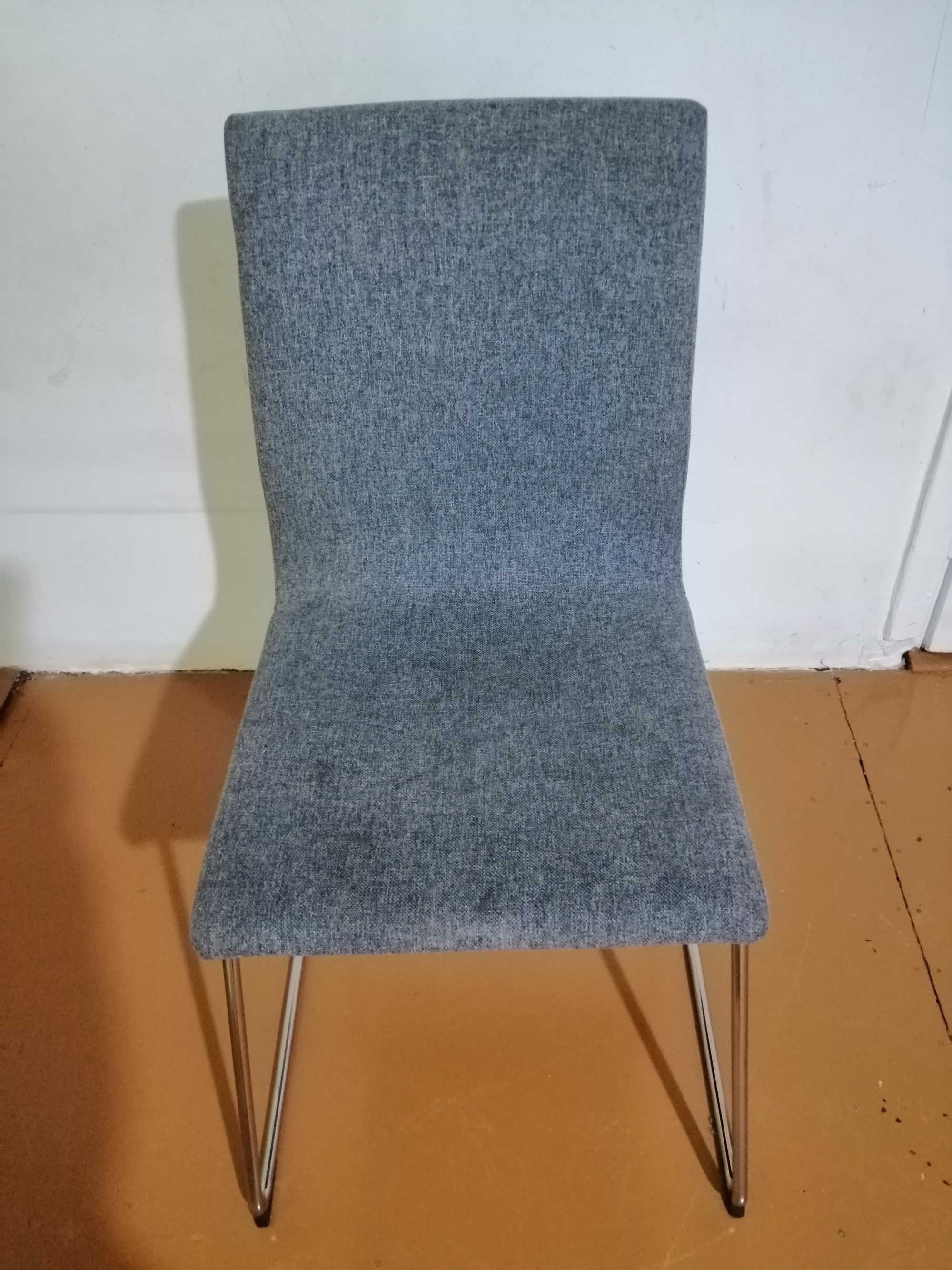 Krzesło w siwym kolorze