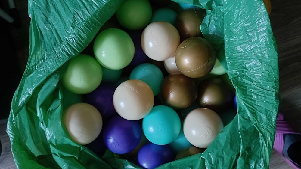 Suchy basen z piłkami