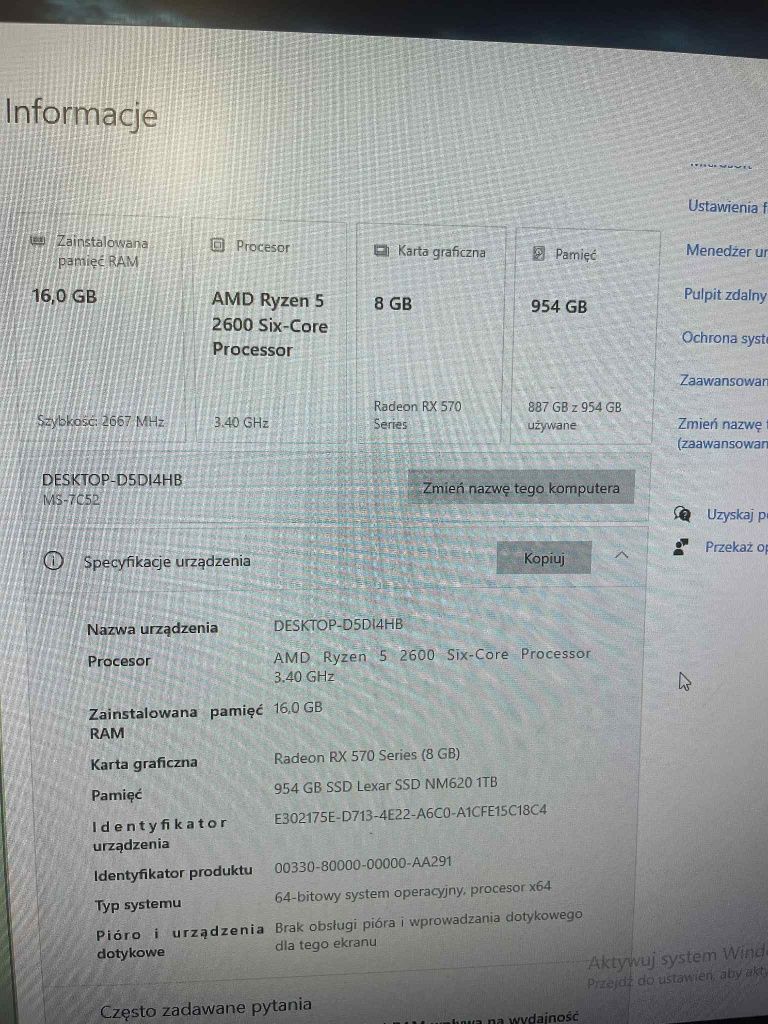 Komputer stacjonarny Ryzen z monitorem.