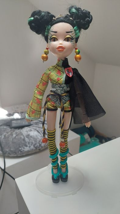 Bratzillaz lalka Victoria Antique + stojak