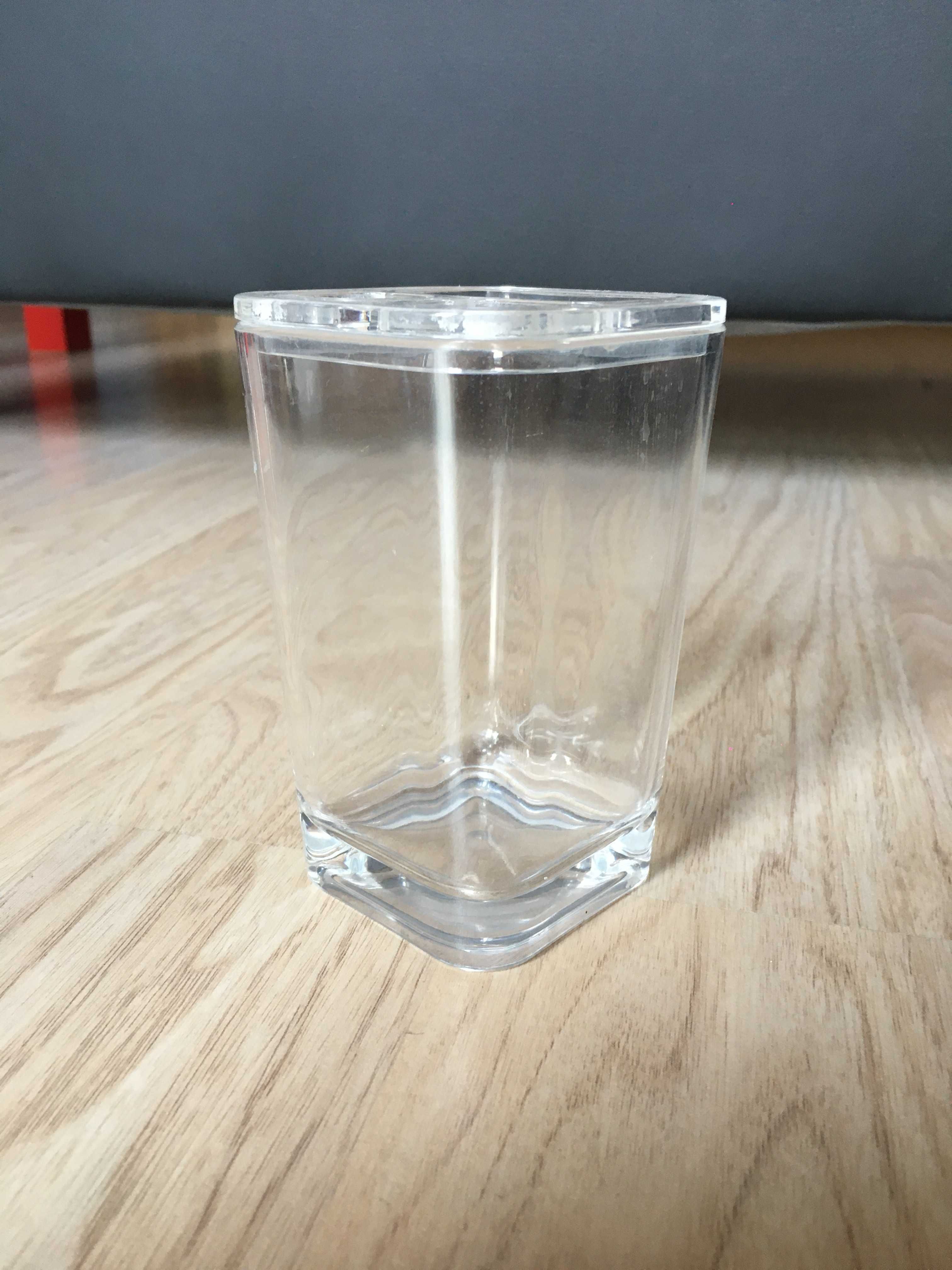 Plastikowy kubeczek na szczoteczki do zębów przezroczysty przegrody