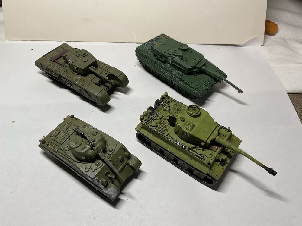 Quatro tanques de guerra em chumbo para Dioramas, colecionismo