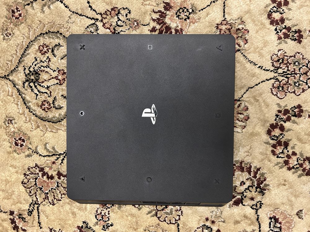 PS4 Slim 1Tb + dwa pady i ładowarka
