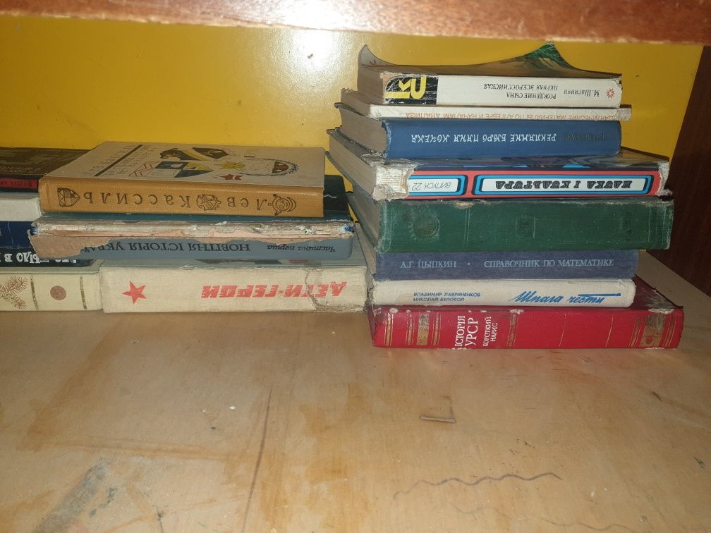Книги отдам пару мешков ,самовывоз если оптом всё
