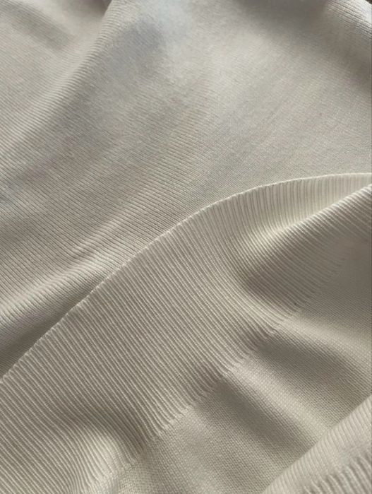 жіноча кофтина з пишним рукавом