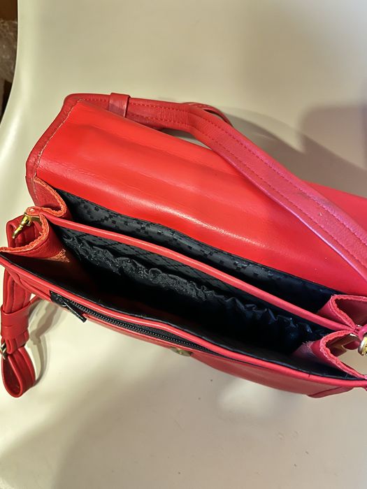 Czerwona skórzana listonoszka .