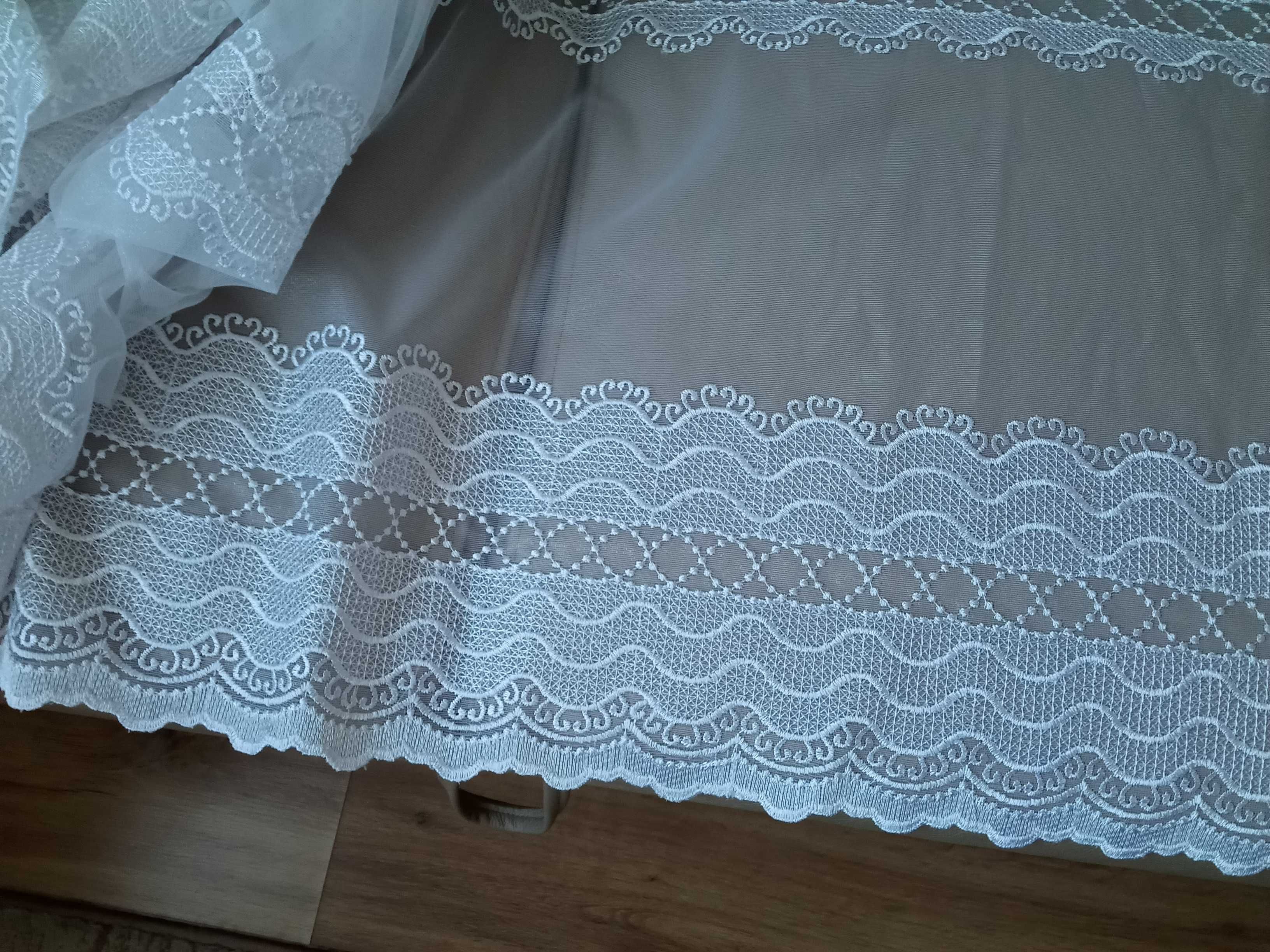 Duża firana nabłyszczana, biała, haftowana