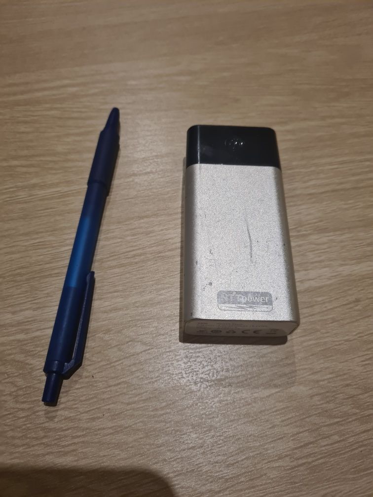 Mały power bank ntt