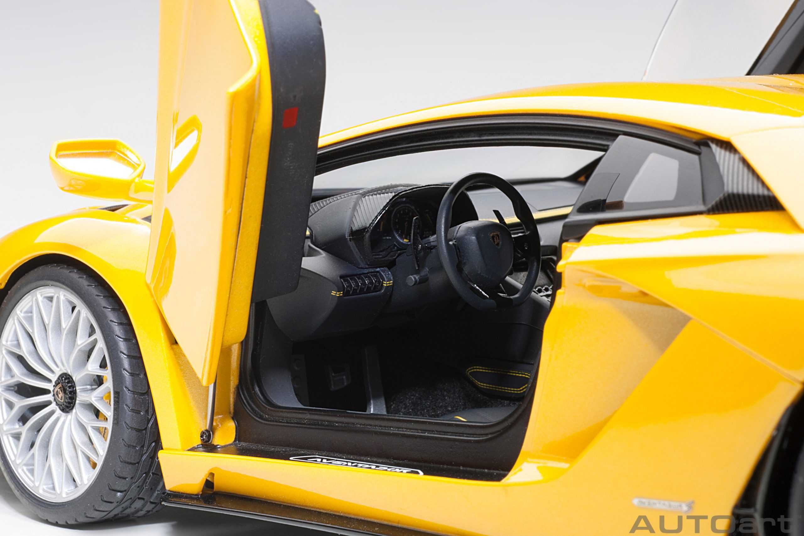 Model 1:18 AUTOart Lamborghini Aventador S 2017 yellow