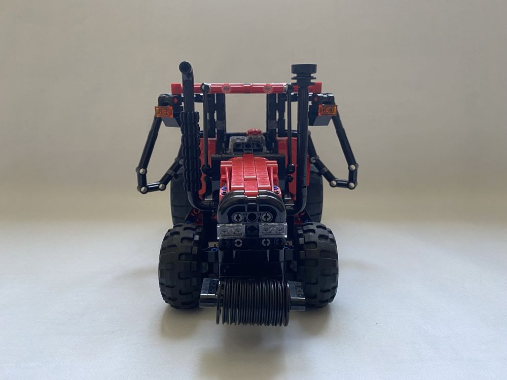 Model ciągnika własnej roboty ze zdalnym sterowaniem. Traktor