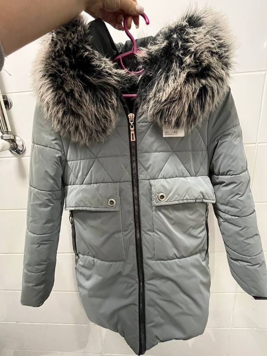 Курточка дівчача,в хорошому стані розмір 140-146