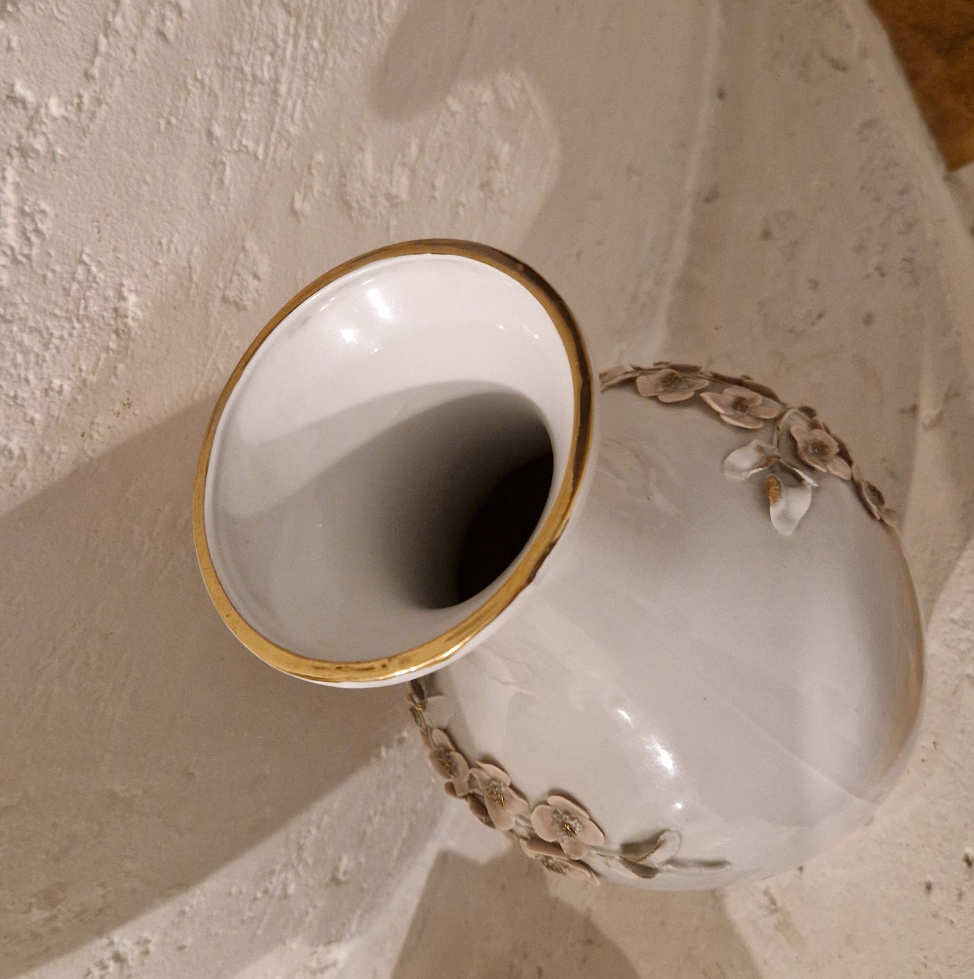 Stary WAZON z wypukłymi kwiatkami z porcelany ecru "Line porcelain"