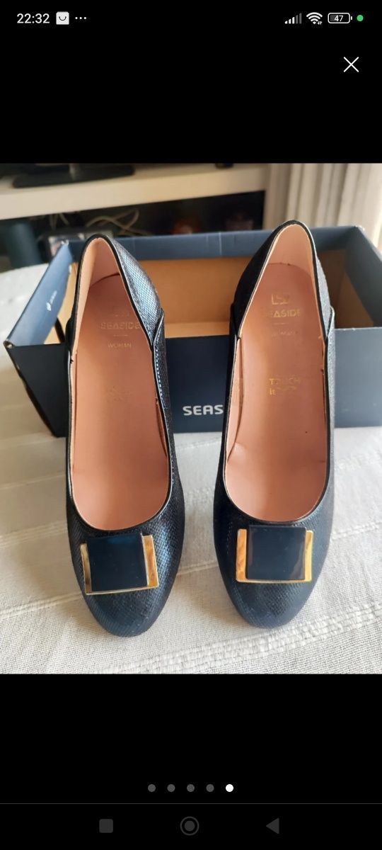 Sapatos de mulher azul escuro e dourado
